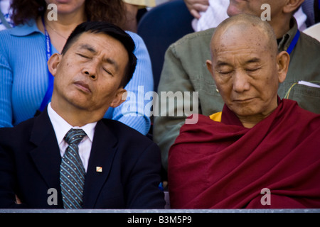 Die Dalai Lama s Besuch in Seattle 04 12 2008 Seattle Qwest Field ein Mönch und ein Mann in der Business-Anzug ein Nickerchen Stockfoto
