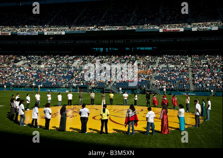 Die Dalai Lama s Besuch in Seattle 04 12 2008 Seattle Qwest Field zwei Mädchen aus Jugendbotschafter Krawatte Engagement Armbänder Stockfoto
