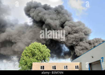 Feuer in Fabrik-Einheit Basildon, Essex Stockfoto