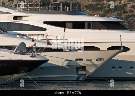 Luxus-Yachten vor Anker im Hafen von Argostoli Cephallonia Ionische Inseln Griechenland Stockfoto