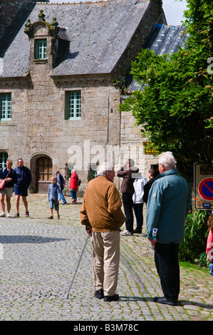 Straßenszene in Locronan Brittany France Stockfoto