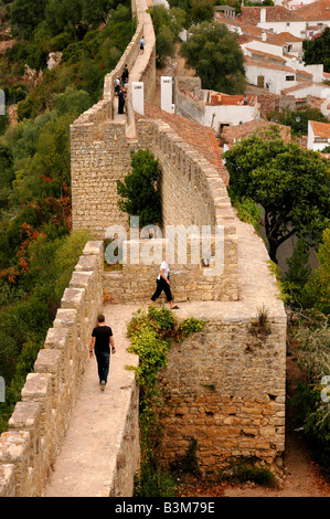 Die Menschen gehen entlang der Stadtmauer von der erhaltenen mittelalterlichen Stadt Obidos, Portugal. Stockfoto