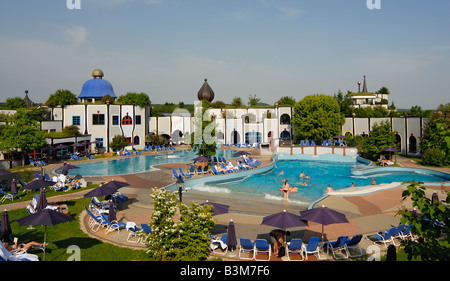 Schwimmbad im Rogner Thermal Spa und Hotel, entworfen von Friedensreich Hundertwasser in Bad Blumau, Österreich Stockfoto