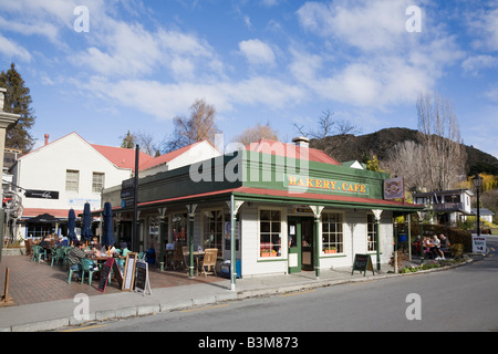 Arrowtown Otago Neuseeland Bäckerei und Café im alten Holzgebäude auf der Main Street mit Menschen draußen zu sitzen Stockfoto