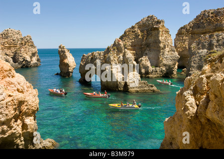 Portugal Algarve in der Nähe von Ponta da Piedade in Lagos Ausflugsboote, die Besichtigung der Grotten Stockfoto