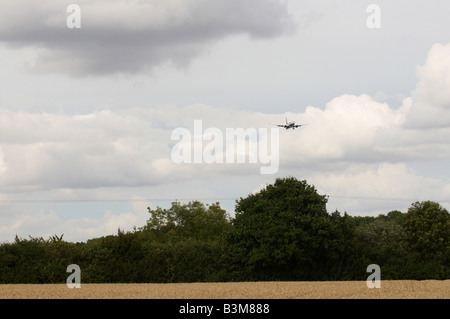 Flugzeug nähert sich der Flughafen Stansted Stockfoto