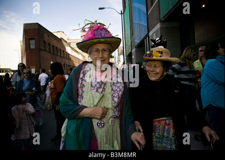 Die Dalai Lama s Besuch in Seattle 04 12 2008 Seattle Qwest Field zwei ältere Damen warten geduldig für Mitgefühl kommen Stockfoto