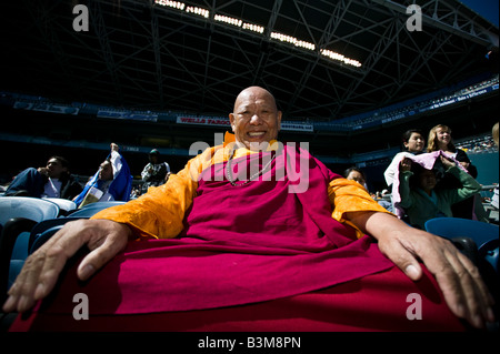 Die Dalai Lama s Besuch in Seattle 04 12 2008 Seattle Qwest Field A tibetischen Mönch im Publikum sitzt und wartet, His Holine zu sehen Stockfoto