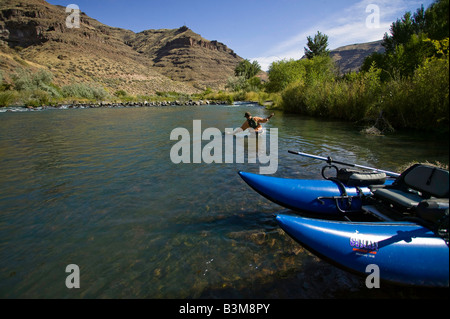 Fliegenfischen Sie am unteren Owyhee River ein blaues Band Bachforelle Fischerei im südöstlichen Oregon Stockfoto