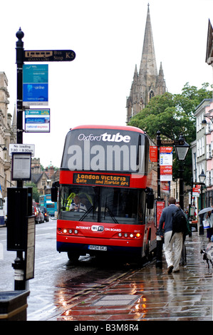 Oxford Tube Bus in der High Street auf einem regnerischen Tag, Oxford, Oxfordshire, England, UK Stockfoto