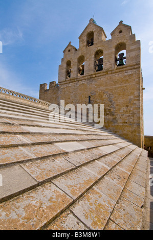 Das Dach und Bell Turm der Kirche von Saint Marys des Meeres in Saintes Maries De La Mer, Frankreich. Stockfoto