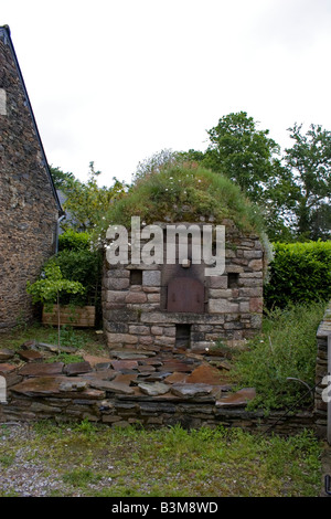 Alten Brotbackofen im privaten Garten in der Nähe von Pontivy, Bretagne, Frankreich Stockfoto