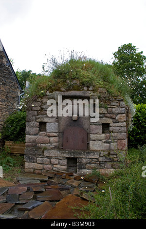Alten Brotbackofen im privaten Garten in der Nähe von Pontivy, Bretagne, Frankreich Stockfoto