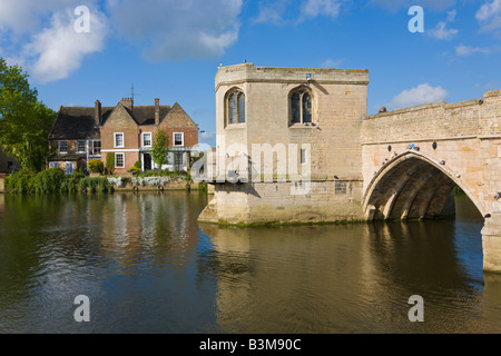 Stein gewölbten Brücke und Fluss Ouse, St Ives, Cambridgeshire, England Stockfoto