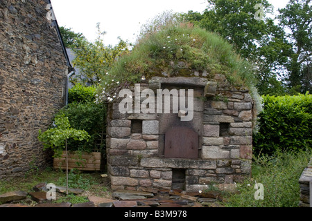 Alten Brotbackofen im privaten Garten in der Nähe von Pontivy, Bretagne, Frankreich Stockfoto