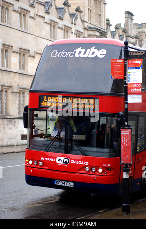 Oxford Tube Bus in der High Street auf einen verregneten Tag, Oxford, Oxfordshire, England, UK Stockfoto