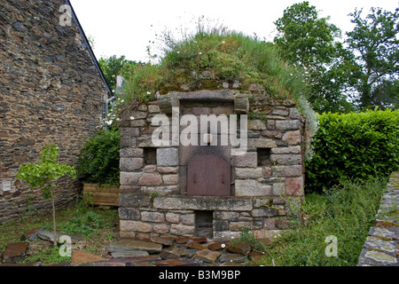 Alten Brotbackofen im privaten Garten in der Nähe von Pontivy, Bretagne, Frankreich Stockfoto