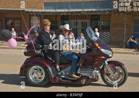 Texas-Türkei jährliche Bob Wills Tag Feier Innenstadt Parade paar Dreirad Motorrad Stockfoto