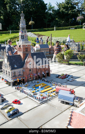 Nachbau des mit einem Gewicht von Haus und Käse Markt in Alkmaar, Madurodam Vergnügungspark, den Haag, Niederlande Stockfoto