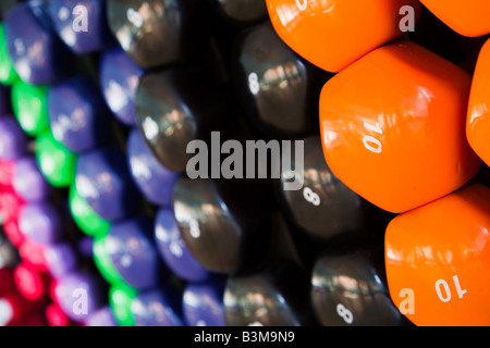 Nahaufnahme von bunten Hanteln in ein Fitness-Studio Stockfoto