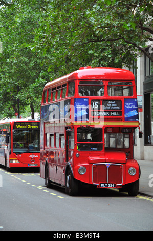 Londoner Routemaster Bus und einem modernen kurvenreich-Bus, London, England Stockfoto