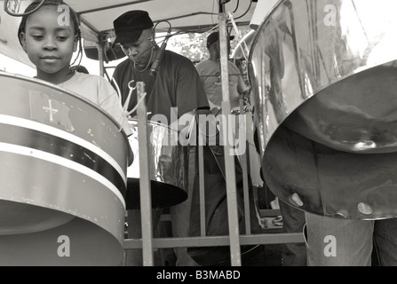 Kind spielt Musik im Karneval Notting Hill London 2008 Stockfoto