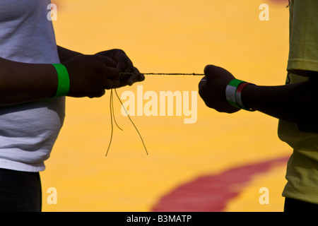 Die Dalai Lama s Besuch in Seattle 04 12 2008 Seattle Qwest Field zwei Mädchen aus Jugendbotschafter Krawatte Engagement Armbänder Stockfoto