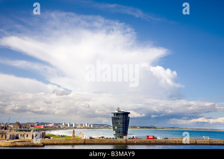 Cumulonimbus Wolken und Regenschauer über Aberdeen City Strand und Hafen, Aberdeenshire, UK Stockfoto