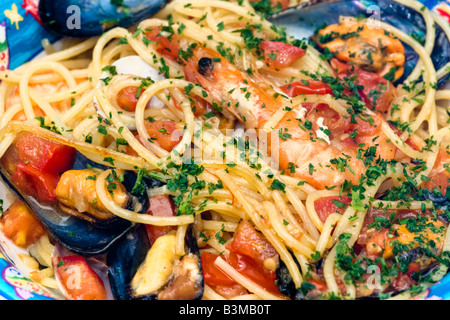 Spaghetti mit Garnelen Clam Muschel und frischen Tomaten Stockfoto