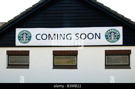 'Starbucks' Cooming bald melden Sie an einem Straßenrand Gebäude in Cornwall, Großbritannien Stockfoto