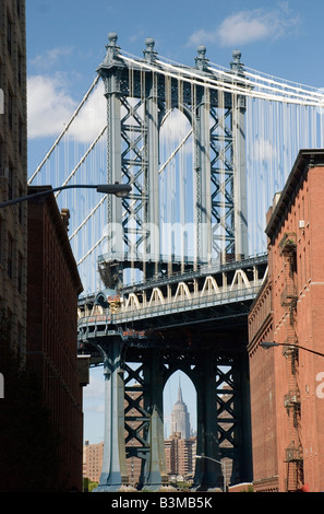 Die Manhattan Bridge aus Brooklyn, mit Empire State Building in der Ferne eingerahmt. Stockfoto