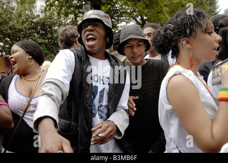 Tanzen in der Seitenstraße des Notting Hill Karneval 2008. Stockfoto