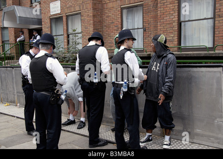 Jugendlichen wird angehalten und durchsucht bei Notting Hill Karneval 2008 Stockfoto