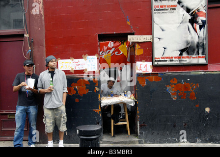 Loch in Wand-Shop Notting Hill Carnival Stockfoto