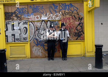 paar der Polizei patrouillieren Straße Stockfoto