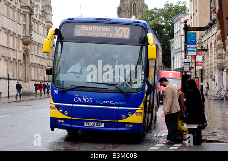 Flughafen-Shuttle in der High Street auf einem regnerischen Tag, Oxford, Oxfordshire, England, UK Stockfoto
