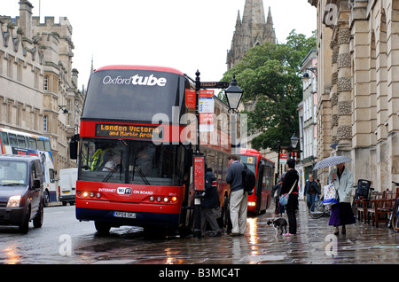 Oxford Tube Bus in der High Street auf einem regnerischen Tag, Oxford, Oxfordshire, England, UK Stockfoto