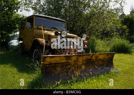 Alter Toyota Truck mit Bulldozer Hi-res Stockfoto