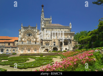 Portugal der Beira Litoral, in der Nähe von Coimbra, Distrikt Aveiro, Bucaco Palast heute ein Hotel inmitten von Gärten Stockfoto