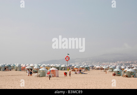 Strandzelte und Sandstrand von Figueira da Foz, Portugal. Stockfoto