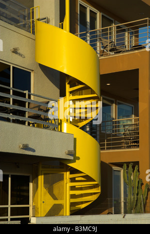 Ein Blick auf zwei moderne Wohnungen mit einer gelben Wendeltreppe in der Mitte das Foto. Stockfoto