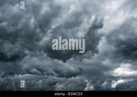 Darunter ein Thunder cloud Zelle dunkel und wirbelnden Wolken kurz vor einem schweren Regen Stockfoto