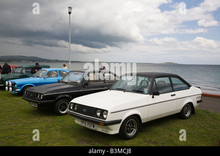 Oldtimer Ford Escort RS2000 aufgereiht am Strand von Oldtimer-Rallye, Leven Promenade, Fife, Schottland Stockfoto