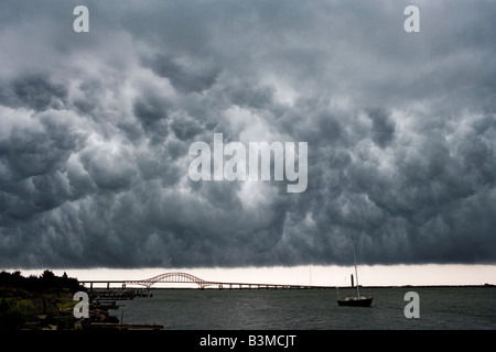 Unter einer Thunder Cloud Sturm Zelle. Dunkel und wirbelnden Wolken kurz vor einem schweren Regen über Fire Island Inlet Stockfoto