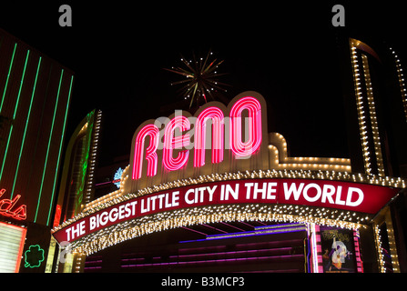 Die hell erleuchteten Zeichen, die über Virginia Avenue in der Innenstadt von Reno, Nevada, USA wölbt liest "Die größte Kleinstadt der Welt" Stockfoto