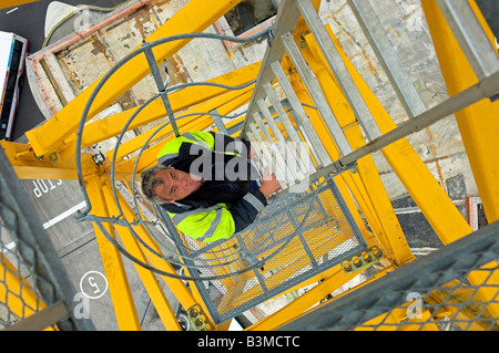 Blickte auf Bauarbeiter Klettern Leiter im inneren Aufbau Turmdrehkran Stockfoto