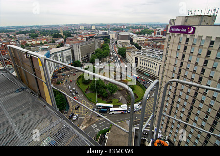 Luftaufnahme von Spitze des Turm Baukran Blick hinunter auf St James Barton Kreisverkehr Bristol UK Stockfoto