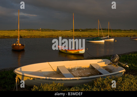 Morston mit Blakeney Kirche in der Ferne Norfolk UK Stockfoto