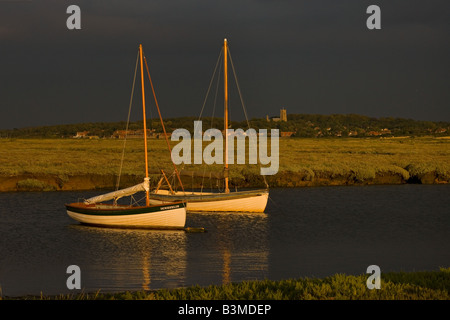 Morston mit Blakeney Kirche in der Ferne Norfolk UK Stockfoto