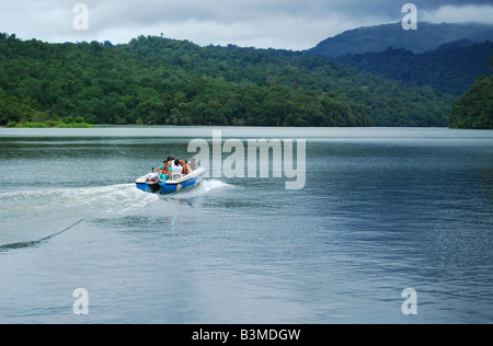 Bootfahren in Peringalkuthu See in der Nähe von Athirappalli, Dist Thrissur, Kerala Stockfoto